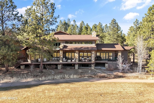 view of front of house featuring a front lawn