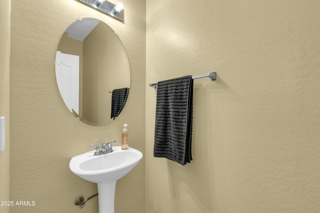 bathroom featuring a textured wall