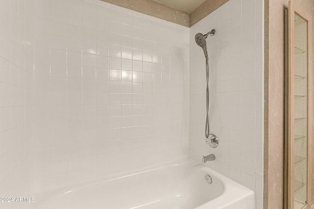 bathroom featuring tiled shower / bath combo