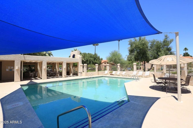 9115 N 101st Way, Scottsdale, AZ 85258 - community pool with a patio