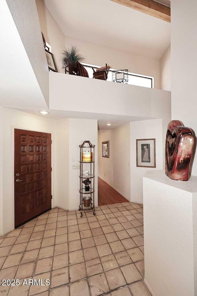 9115 N 101st Way, Scottsdale, AZ 85258 - hall featuring a high ceiling