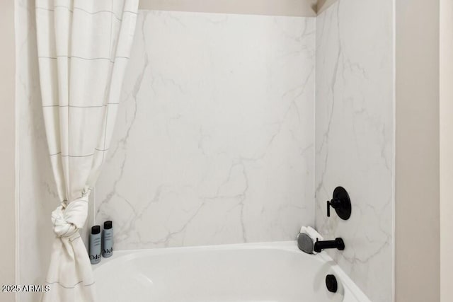 bathroom with tiled shower / bath combo