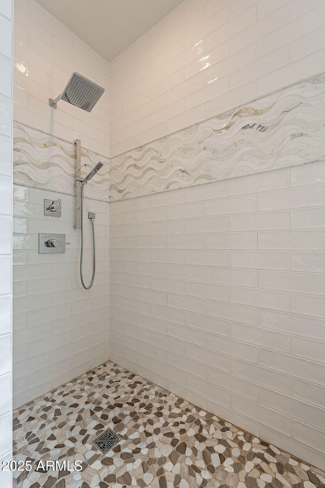 bathroom featuring a tile shower