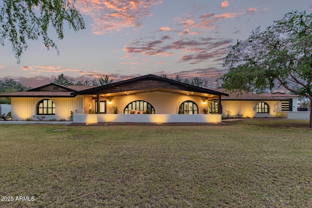 view of front of home featuring a front lawn