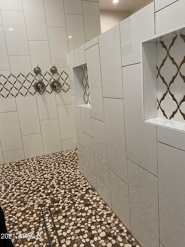 bathroom featuring a tile shower