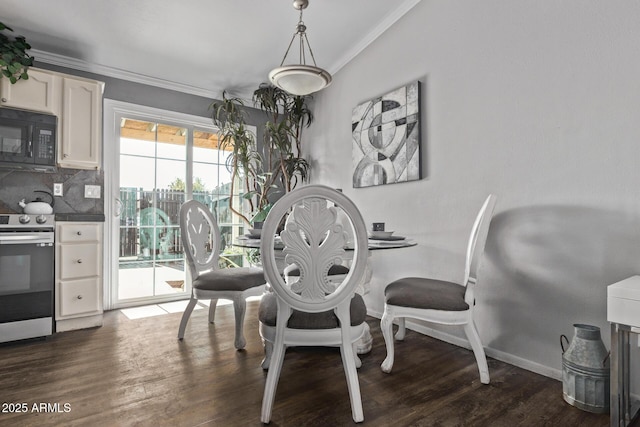 dining space featuring lofted ceiling, dark wood-style flooring, crown molding, and baseboards