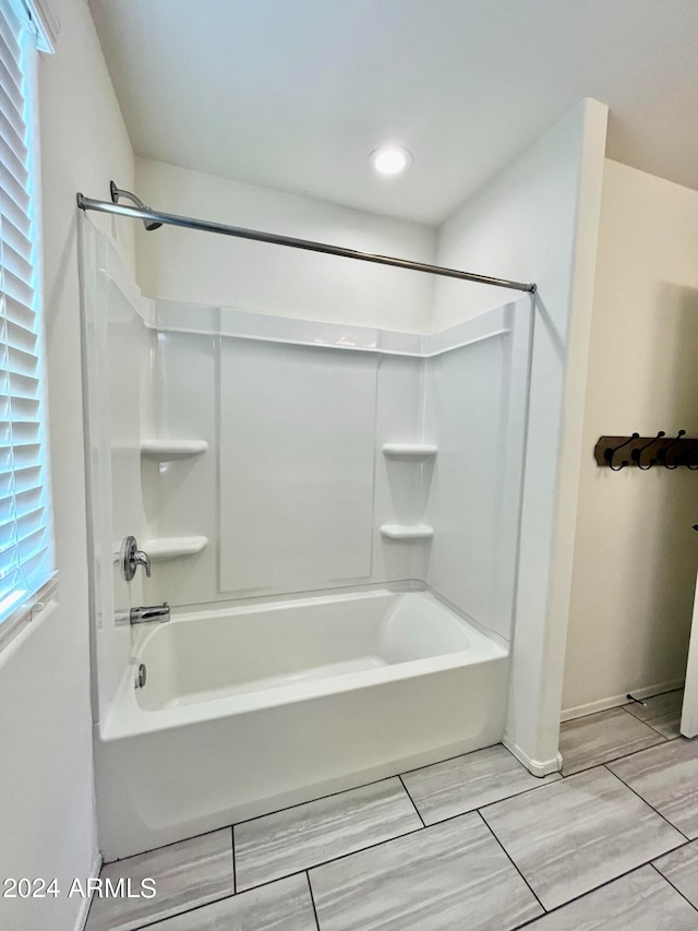 bathroom with tub / shower combination