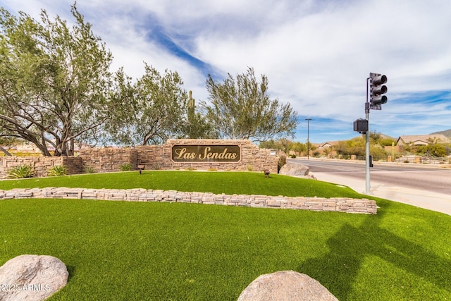 community / neighborhood sign featuring a yard