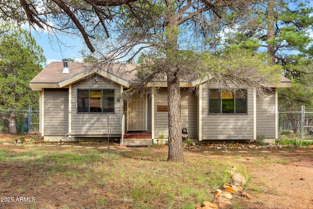 view of front facade featuring a front lawn