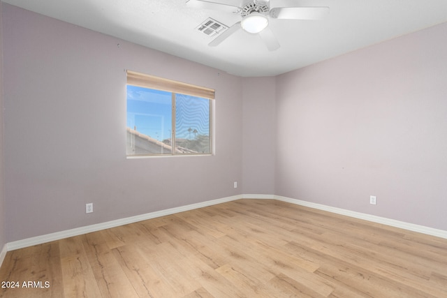 unfurnished room featuring light wood-type flooring and ceiling fan