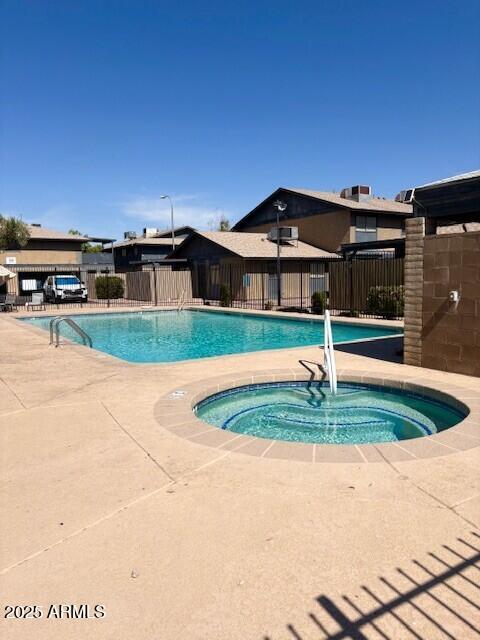 286 W Palomino Dr Unit 103, Chandler, AZ 85225 - community pool with a community hot tub and a patio area