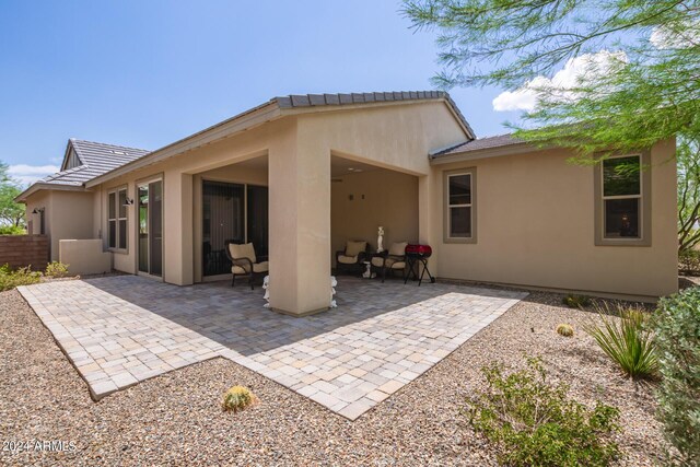 view of patio with ceiling fan