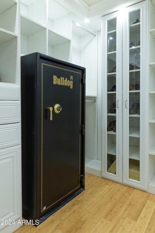 interior details featuring ornamental molding and hardwood / wood-style floors