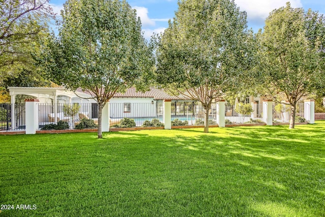 view of front of property featuring a front lawn