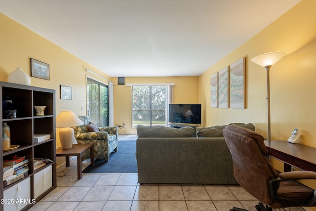 3131 W Cochise Dr Unit 144, Phoenix, AZ 85051 - living room featuring light tile patterned flooring