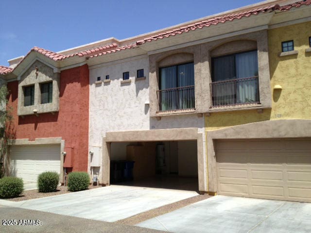 view of front facade with a garage