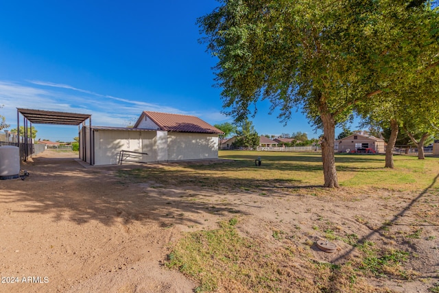 view of yard featuring an outbuilding