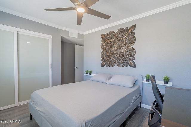 bedroom featuring ornamental molding, dark hardwood / wood-style floors, and ceiling fan