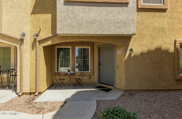 7722 W Pipestone Pl, Phoenix, AZ 85035 - view of exterior entry with a patio and stucco siding