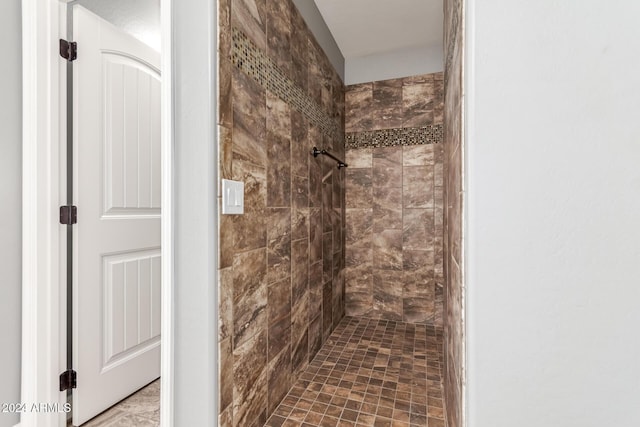 bathroom featuring tiled shower