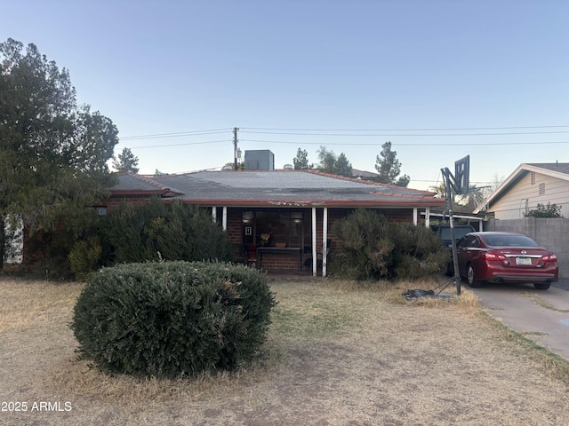 ranch-style house with a porch