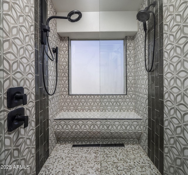 bathroom featuring a tile shower