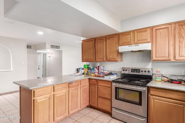 kitchen with visible vents, stainless steel range with electric stovetop, under cabinet range hood, a peninsula, and light tile patterned floors