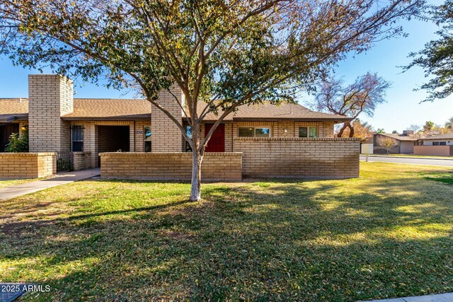 single story home featuring a front lawn