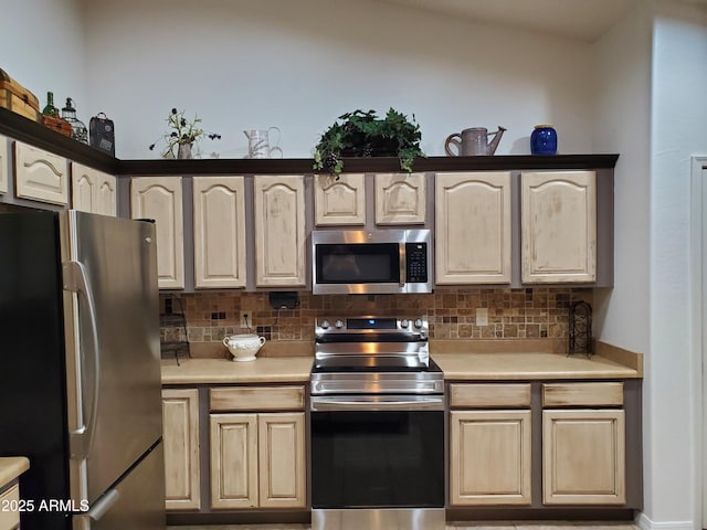 2101 S Meridian Rd Unit 437, Apache Junction, AZ 85120 - kitchen featuring stainless steel appliances, decorative backsplash, light countertops, and light brown cabinetry