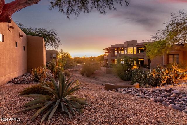 view of yard at dusk