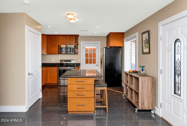 kitchen featuring appliances with stainless steel finishes, a breakfast bar, and a kitchen island