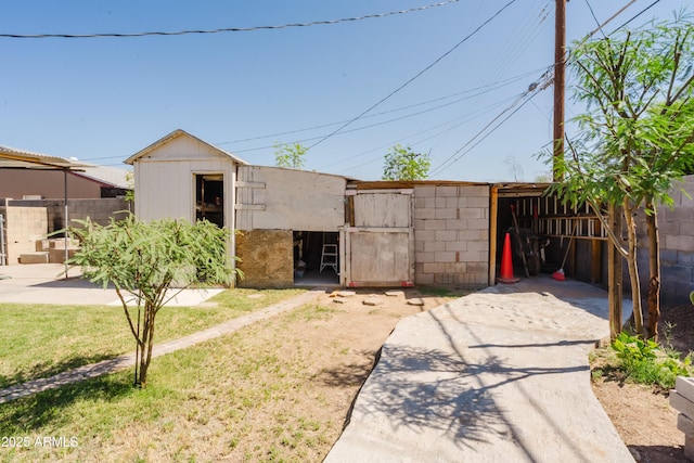 5637 N 63rd Dr, Glendale, AZ 85301 - view of yard with an outbuilding