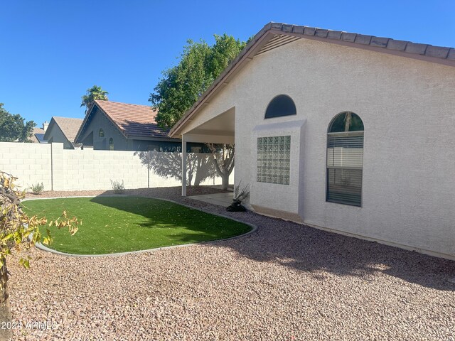 view of yard featuring a patio area