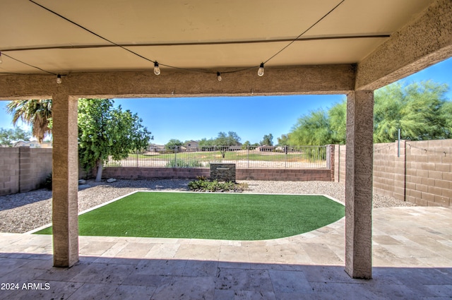 view of yard featuring a patio