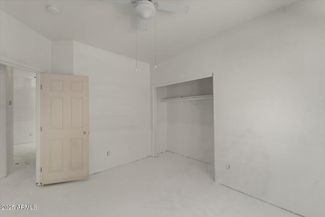 unfurnished bedroom featuring a ceiling fan and a closet