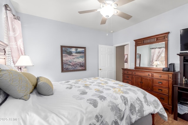 bedroom with ceiling fan