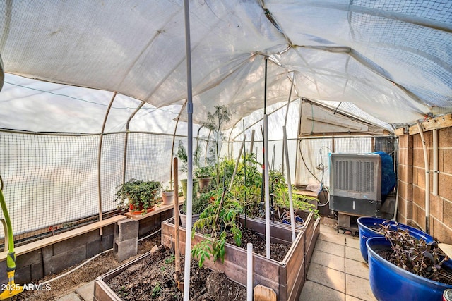 sunroom with lofted ceiling