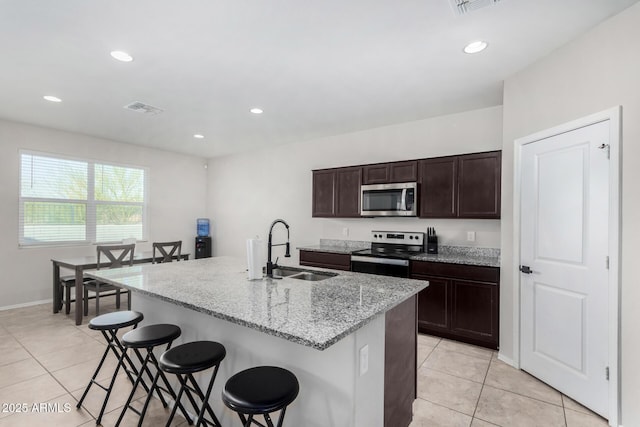 kitchen with visible vents, a kitchen breakfast bar, stainless steel appliances, a sink, and recessed lighting