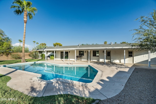 view of swimming pool featuring a patio