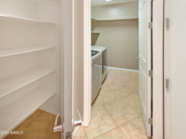 washroom featuring washer and clothes dryer and light tile patterned flooring