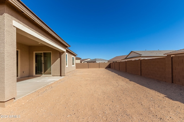 view of yard featuring a patio area