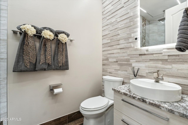 34096 N 87th Way, Scottsdale, AZ 85266 - bathroom featuring tiled shower, toilet, and vanity