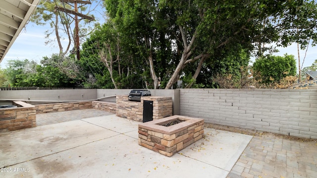 524 W Fairway Dr Unit 10, Mesa, AZ 85201 - fenced backyard with a fire pit, exterior kitchen, and a patio area