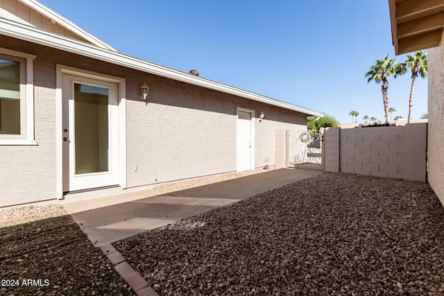 view of yard featuring a patio area