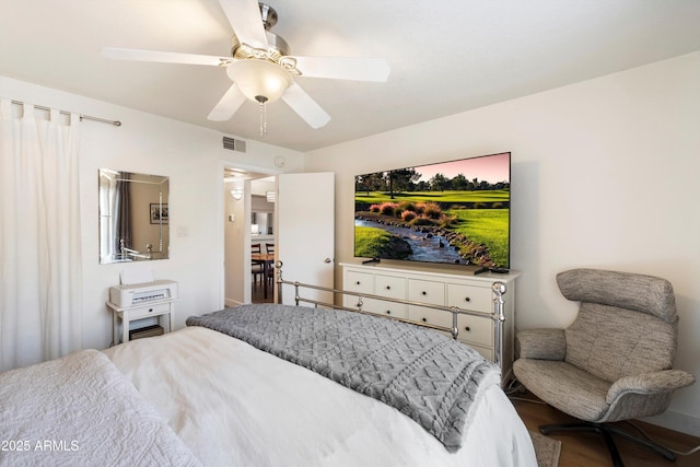 bedroom with ceiling fan