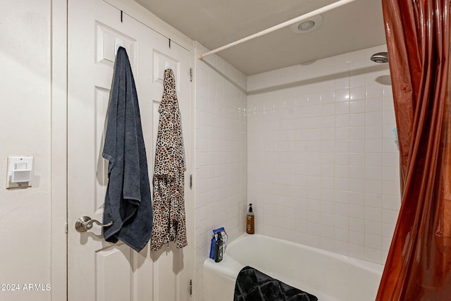 bathroom featuring shower / bath combo