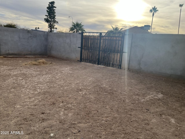 view of yard at dusk