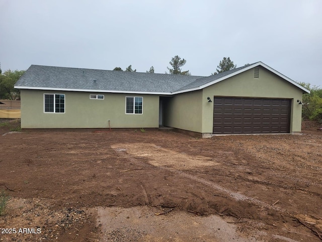 4790 E Goss Dr, Rimrock, AZ 86335 - ranch-style house featuring a garage, stucco siding, dirt driveway, and roof with shingles