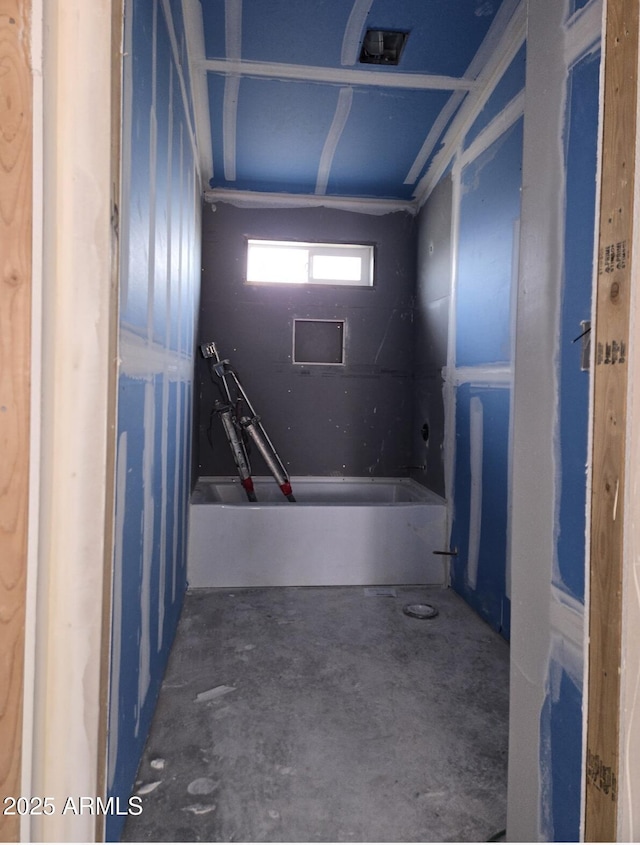 4790 E Goss Dr, Rimrock, AZ 86335 - full bath featuring unfinished concrete floors and a tub