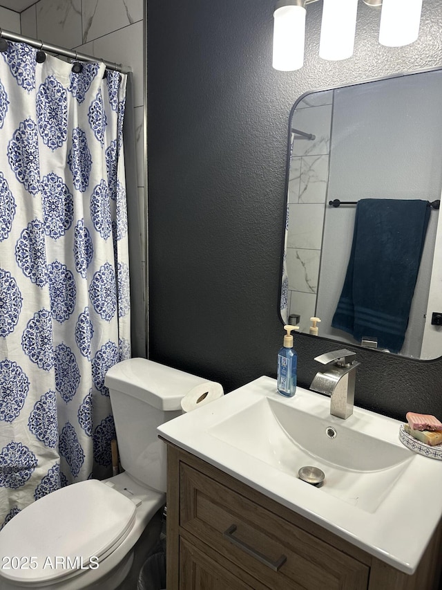 3646 N 67th Ave Unit 64, Phoenix, AZ 85033 - full bath featuring toilet, a textured wall, vanity, and curtained shower